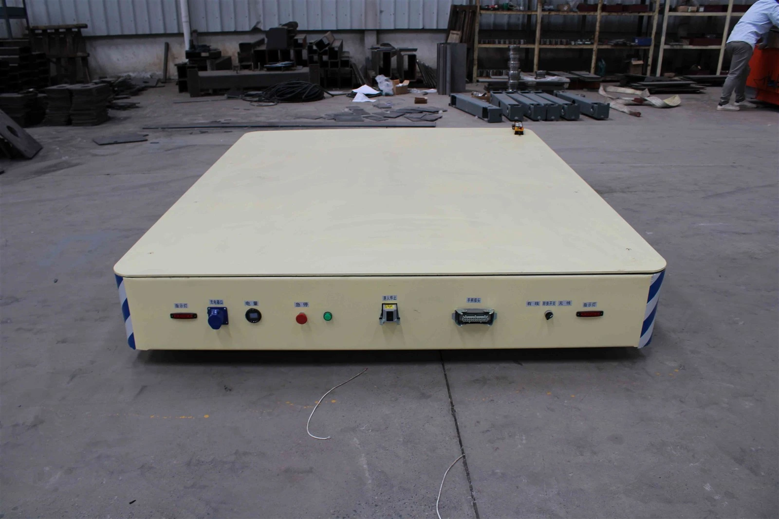 Trackless transfer vehicle Trackless transfer vehicle